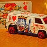 Herzkönig Karte auf Spielzeugbus